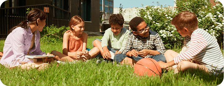 Várias crianças conversando