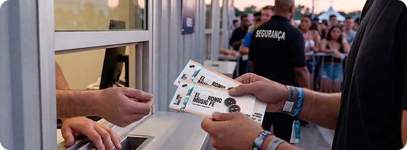 Ingresso sendo entregue