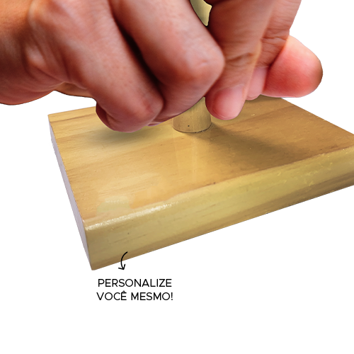 Aplicação de carimbo em sacola kraft